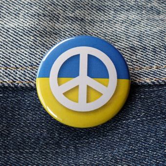 Ansteckbutton Ukraine Peacezeichen auf Jeans